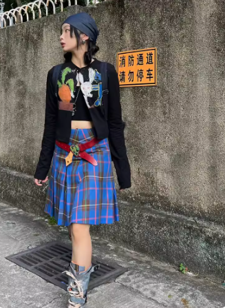 Thin black long-sleeved T-shirt