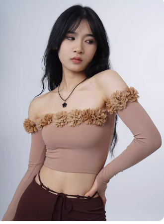 Three-dimensional flower T-shirt