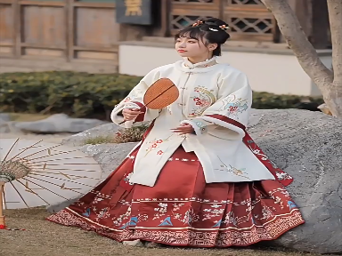 原创汉服女中国风圆领披袄秋冬季保暖立领新年战袍对襟马面裙套装