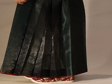 Jiyuan Shangzhi imitates the dark green phoenix pattern on the Kong Mansion's ink green yarn horse-faced skirt, Ming-style Hanfu with inserted green.
#Chinese Hanfu
#Horse faced skirt
#Original Hanfu
#Latest model
#Early Spring Style
#Spring and Summer
#Ancient Style Hanfu