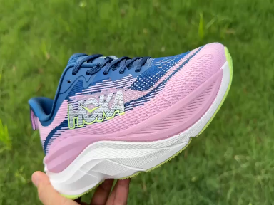 HOKA ONE ONE SKYFLOW 舒适防滑耐磨