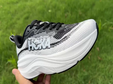 HOKA ONE ONE SKYFLOW 舒适防滑耐磨